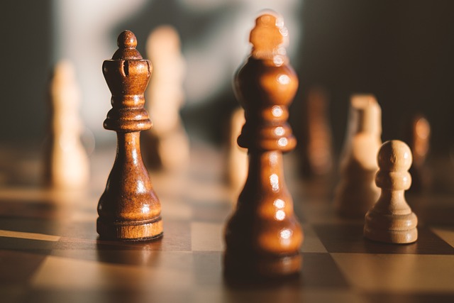 Tablero de ajedrez con fichas, simbolizando la estrategia y planificación en la estructura del equipo directivo de una empresa.
