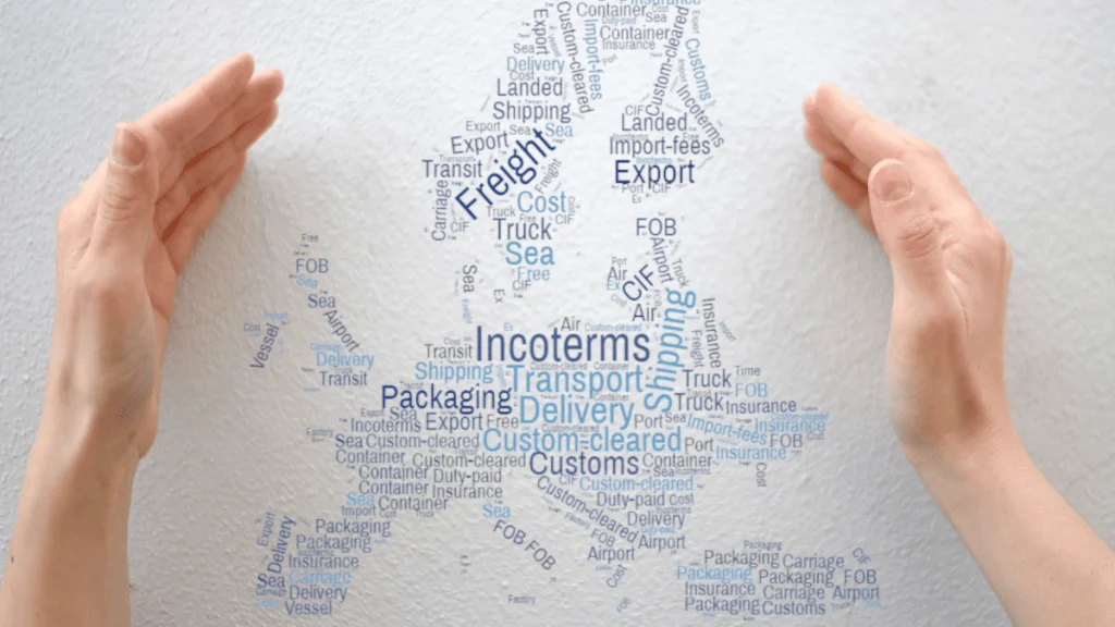 Dos manos abiertas en forma de cuenco enmarcan una nube de palabras con forma de avión, impresa o proyectada sobre una pared clara. Las palabras están relacionadas con comercio internacional y logística, y varían en tamaño y tonalidades de azul. Destacan términos como "Incoterms", "Freight", "Export", "Delivery", "Customs" y "Shipping". La imagen simboliza la protección y gestión del transporte internacional de mercancías, con un enfoque visual en los conceptos clave del comercio exterior.