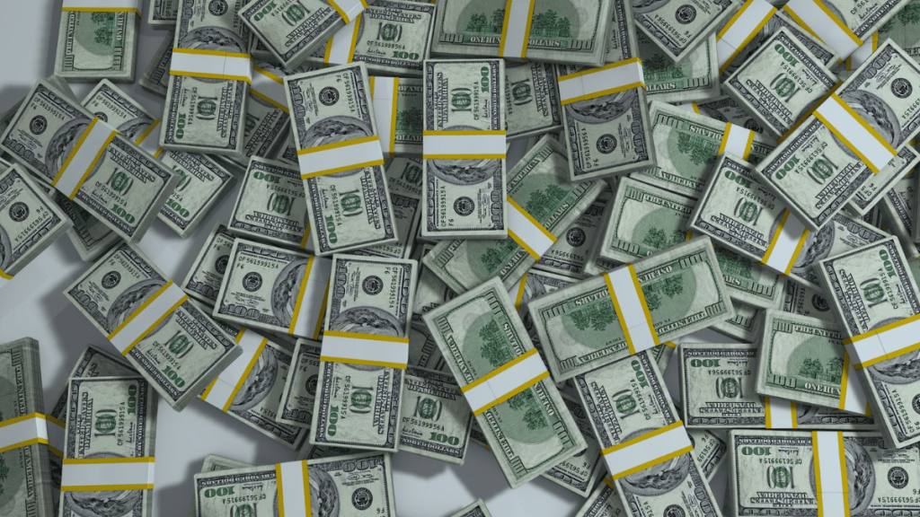 Argent liquide utilisé pour le blanchiment d’argent, représentant des fonds illicites introduits dans l’économie légale par le biais d’activités criminelles.