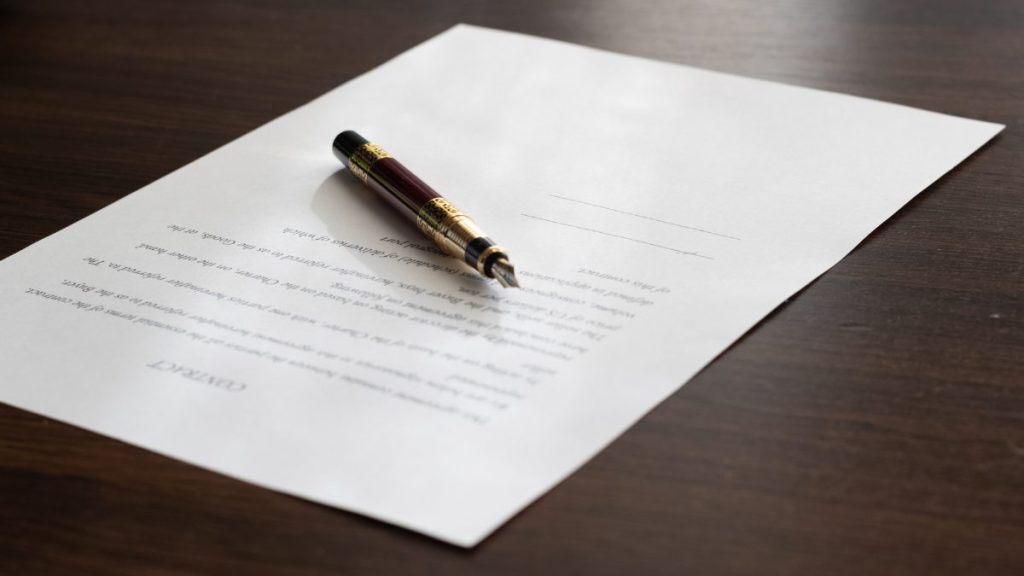 Contrato internacional sobre una mesa con cláusula de sumisión expresa a tribunales extranjeros que se busca evitar