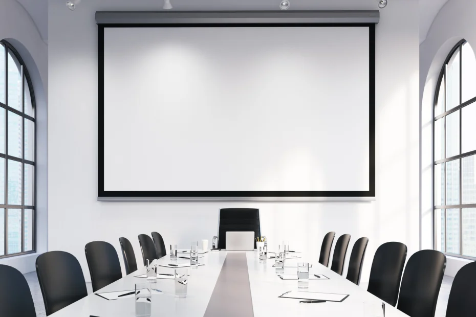 Vista desde la presidencia de una sala de reuniones preparada para la constitución de una sociedad patrimonial en España