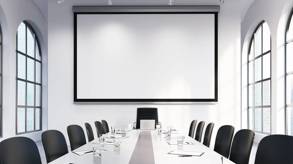 Vista desde la presidencia de una sala de reuniones preparada para la constitución de una sociedad patrimonial en España