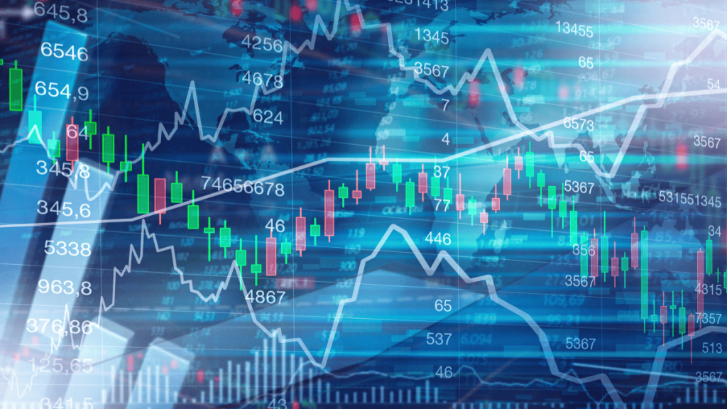 Gráfico financiero digital que muestra múltiples indicadores bursátiles superpuestos, incluyendo velas japonesas verdes y rojas, líneas de tendencia y números en distintos colores. Al fondo, se perciben mapas del mundo y siluetas de personas en traje, simbolizando el contexto global del mercado de valores. La imagen representa visualmente la dinámica de compra y venta de acciones.