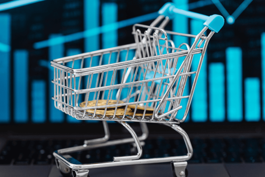 Carrito de compra digital sobre un ordenador, simbolizando reclamaciones y demandas desde España a empresas online de otros países.