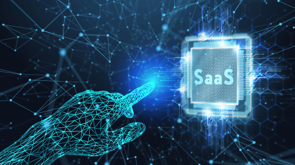 Representación digital de una mano activando un chip con la palabra SaaS para ilustrar el asesoramiento jurídico en contratos de software en la nube, licencias y protección de datos para empresas tecnológicas.