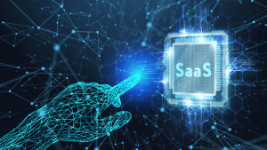 Representación digital de una mano activando un chip con la palabra SaaS para ilustrar el asesoramiento jurídico en contratos de software en la nube, licencias y protección de datos para empresas tecnológicas.