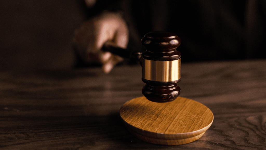 Mazo judicial golpeando la mesa, símbolo de una sentencia firme y de la fase de ejecución para el cobro de una deuda.