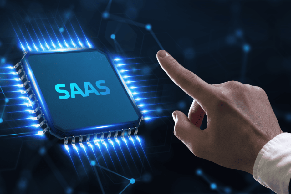 Mano señalando un microchip brillante con la palabra “SAAS” sobre fondo de red digital.
