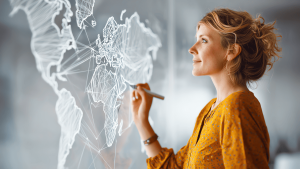 Profesional analizando la expansión internacional de una marca sobre un mapa global, concepto de protección y registro de marcas en otros países.