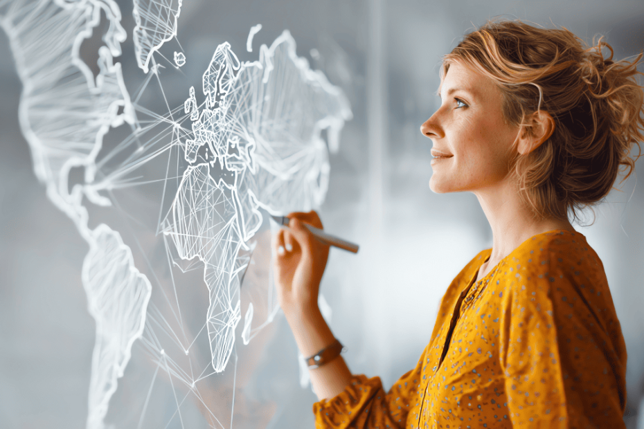 Profesional analizando la expansión internacional de una marca sobre un mapa global, concepto de protección y registro de marcas en otros países.