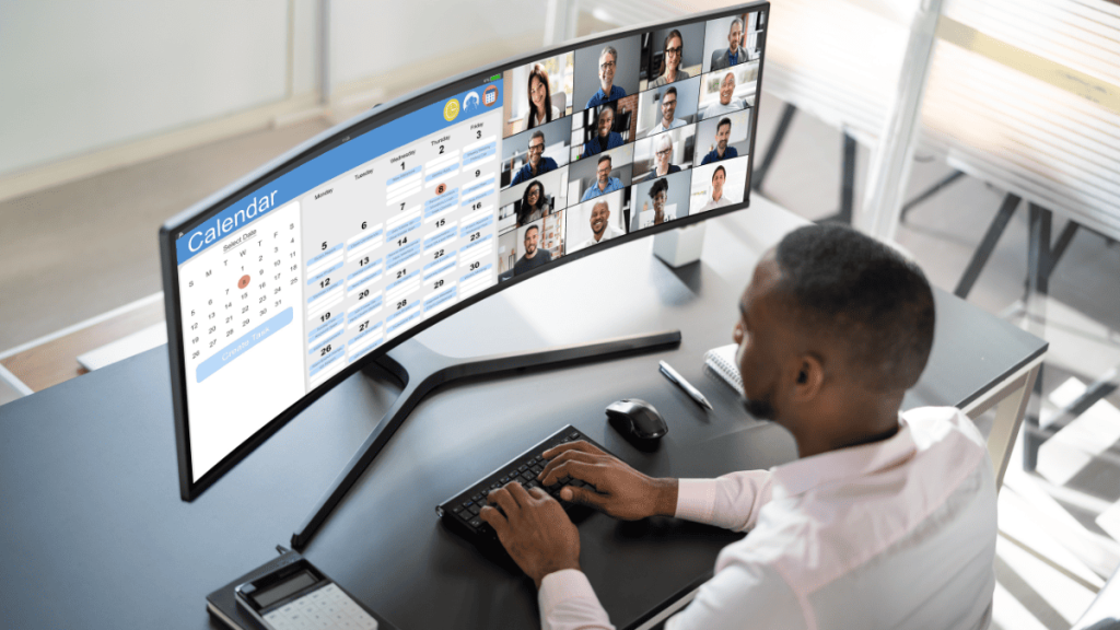 Empleado trabajando en remoto desde casa con videollamada corporativa, ejemplo de teletrabajo con riesgos de ciberseguridad y protección de datos RGPD.
