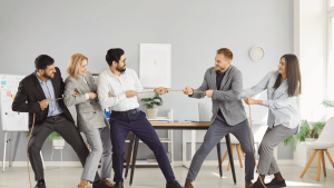 Equipo directivo en oficina tirando de una cuerda, representando conflicto entre ex socios o ex empleados y competencia desleal en empresa tecnológica.