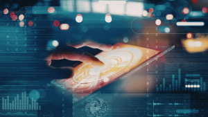 Mano usando smartphone con interfaz digital holográfica, análisis de datos, tecnología móvil y transformación digital.