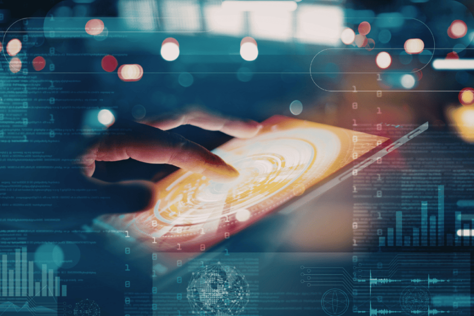 Mano usando smartphone con interfaz digital holográfica, análisis de datos, tecnología móvil y transformación digital.