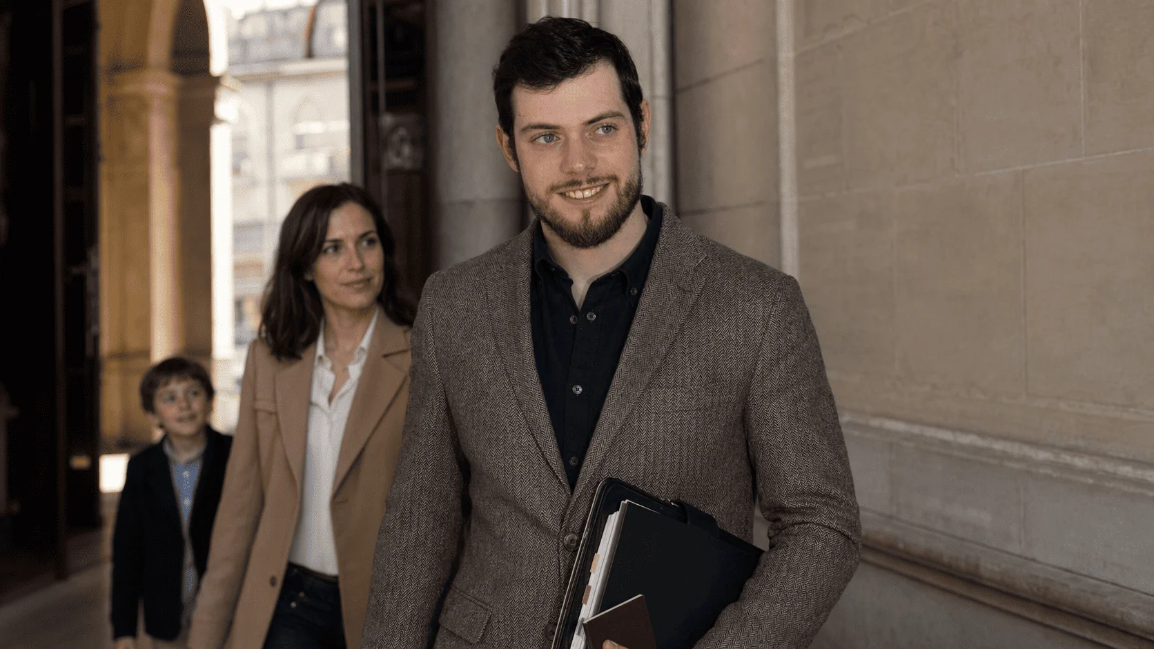 Emilio Barquero, abogado de RRYP Global, acompañando a una madre y su hijo en un caso de éxito de pensión de alimentos y ejecución internacional frente a un progenitor residente en Suiza.
