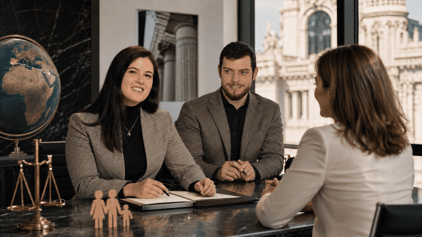 Mar Gámez y Emilio Barquero, abogados de RRYP Global, reunidos con una clienta en un caso de éxito sobre defensa de la competencia de los tribunales españoles frente a Estados Unidos