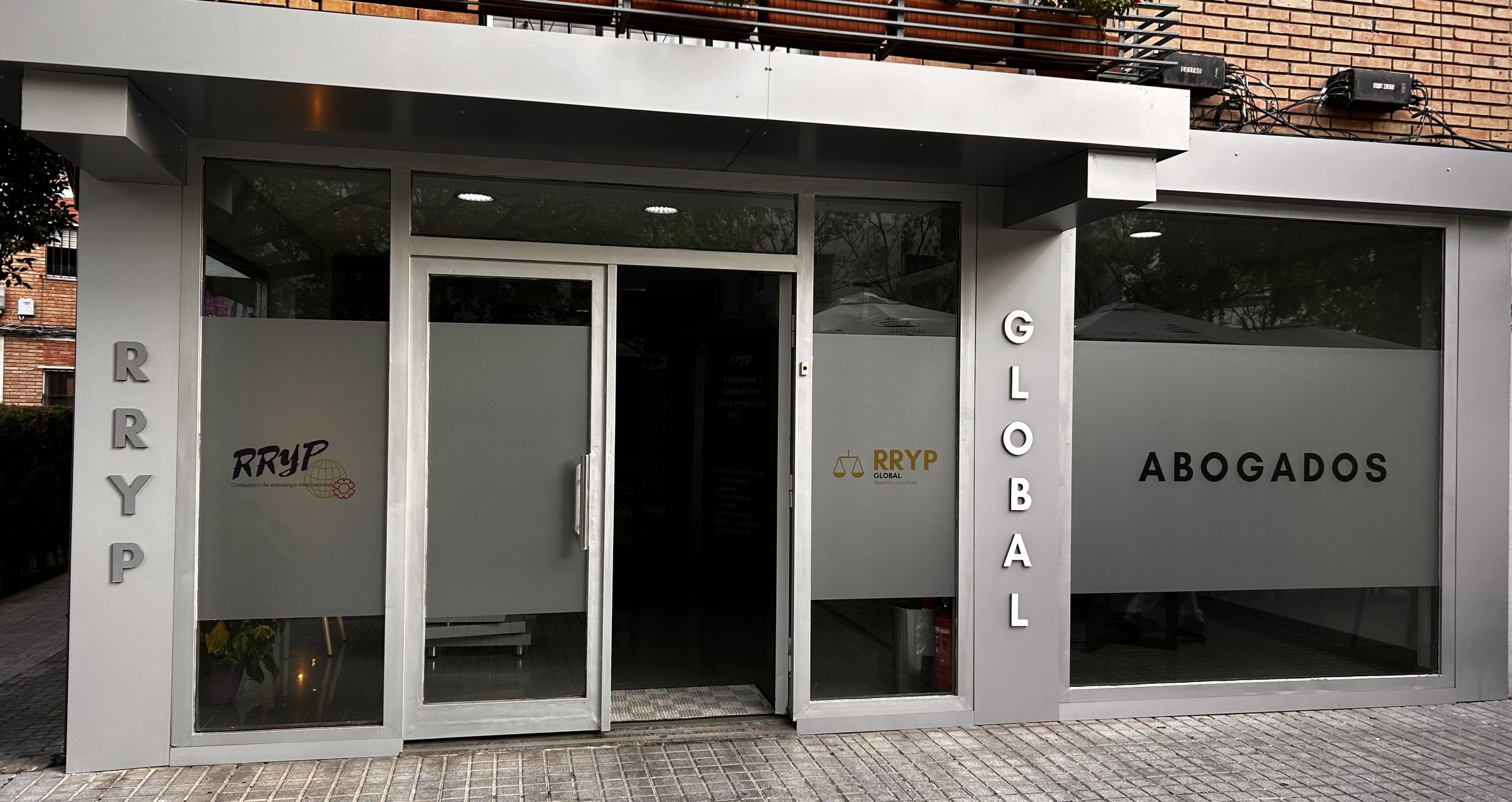 Entrada a la oficina de RRYP Global en Córdoba